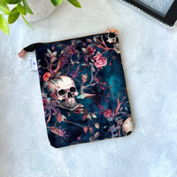 Romantasy Skulls - e-reader Zippered Sleeve