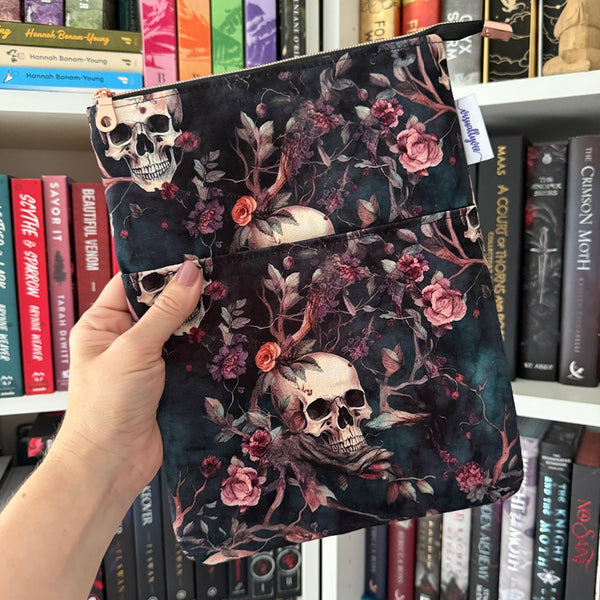 Romantasy Skulls   -  Zippered Book Sleeve