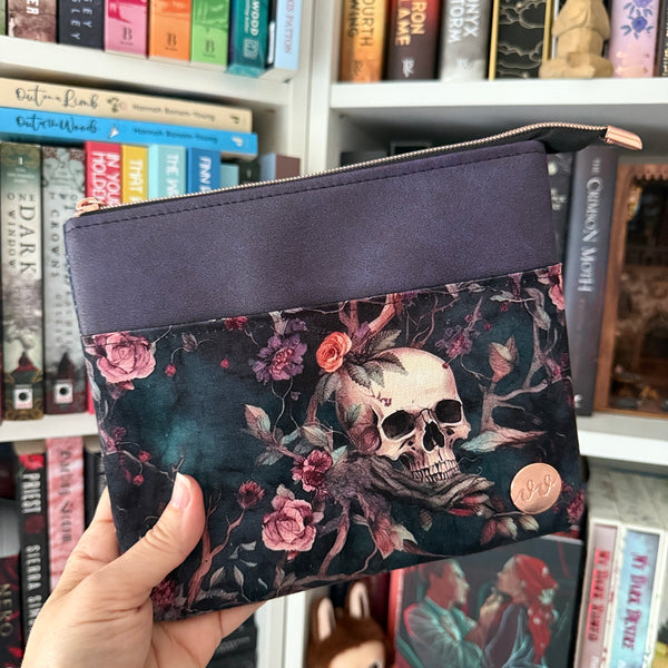Romantasy Skulls - e-reader Zippered Sleeve