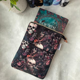 Romantasy Skulls   -  Zippered Book Sleeve