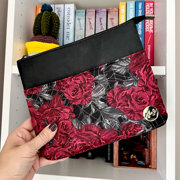 Dark Webs & Roses e-reader Zippered Sleeve