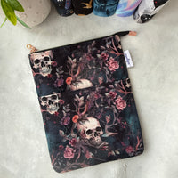 Romantasy Skulls   -  Zippered Book Sleeve