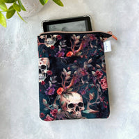 Romantasy Skulls - e-reader Zippered Sleeve