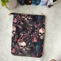 Romantasy Skulls   -  Zippered Book Sleeve