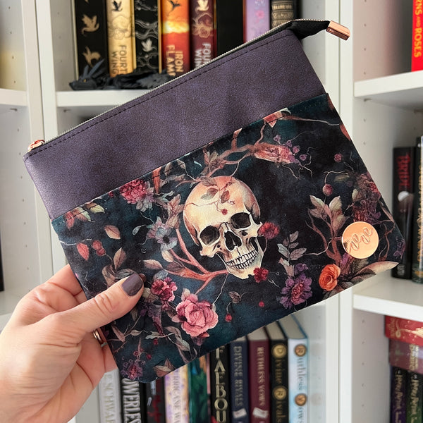 Romantasy Skulls - e-reader Zippered Sleeve