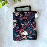 Romantasy Skulls - e-reader Zippered Sleeve